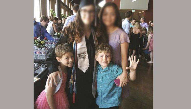 Отец утверждал, что бывшая жена заставила их 7-летнего сына носить платья и называть себя девочкой — требуя полной опеки. Присяжные выступили против