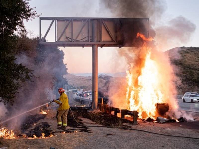 Массовая эвакуация проводится в Калифорнии из-за пожаров