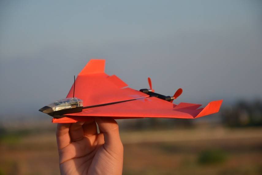 "Умный" бумажный самолетик собрал более $1 млн на Kickstarter (Видео)
