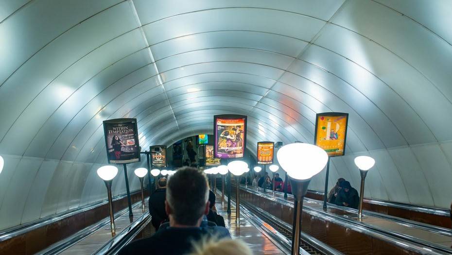 Полиция Петербурга ищет хулигана, сломавшего транспортер для инвалидов в метро "Невский проспект"