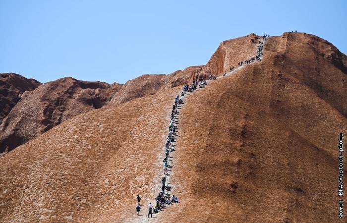 Сотни людей в последний раз совершили восхождение на скалу Улуру в Австралии