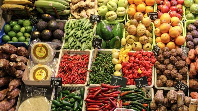 Роспотребнадзор нашел нарушения у 123 продавцов овощей и фруктов