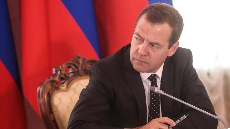 Медведев поручил проработать штраф за небольшое превышение скорости