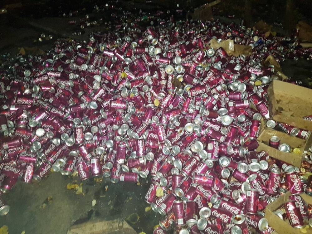 Очевидцы рассказали о свалке Coca-Cola Cherry на Софийской