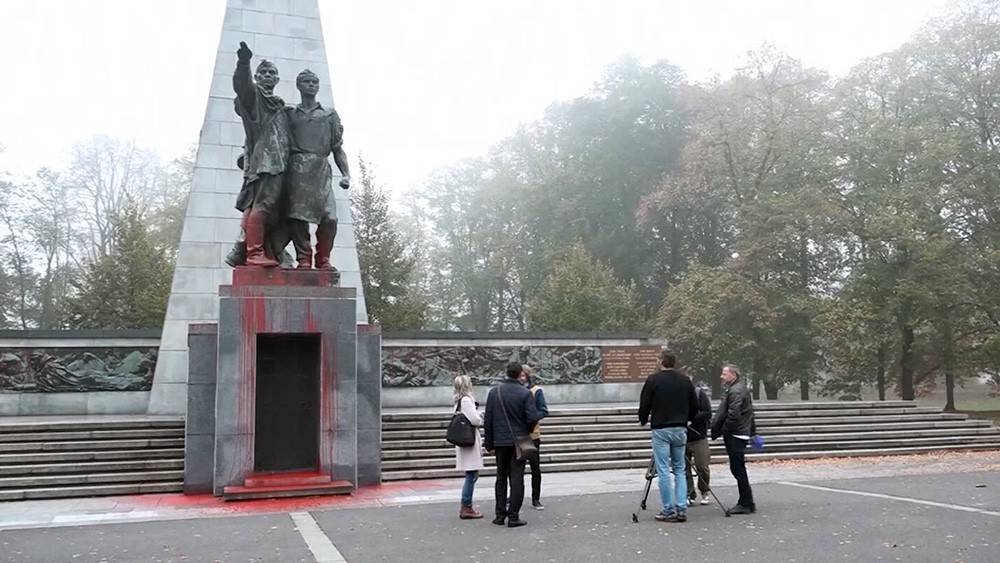 «Европейцы» осквернили братскую могилу воинов Красной армии | Вести.UZ