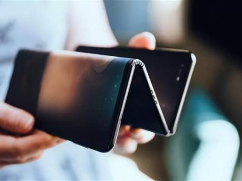 Китайская компания показала дизайн смартфона тройного складывания
