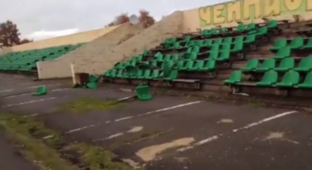 Видео: вандал на стадионе в Подмосковье повредил кресла болельщиков