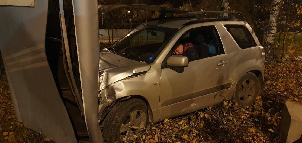 В Петербурге мужчина разбил машину, въехав в стелу