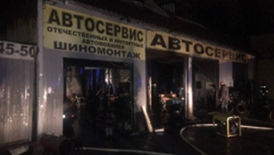 В Петербурге сгорели автосервис и два автомобиля