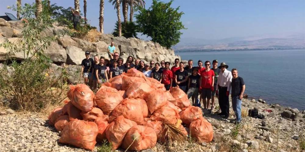 Туристы убирают мусор за израильтянами