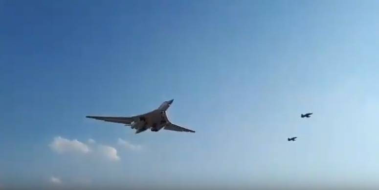 Полет Ту-160 в сопровождении самолетов ВВС ЮАР показали на видео