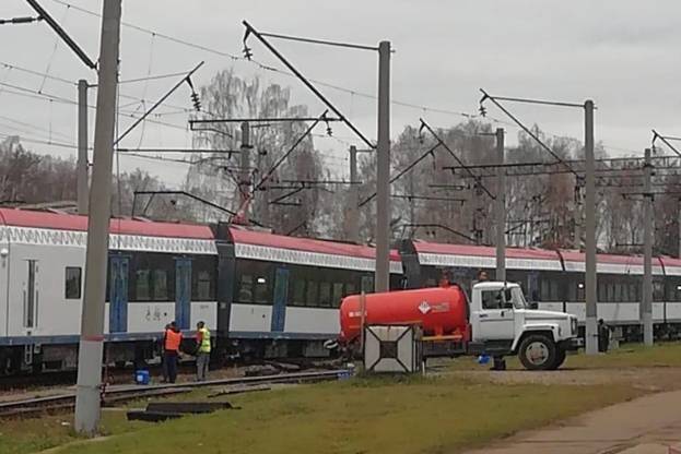 Фото: вагон поезда сошел с рельсов в Подмосковье