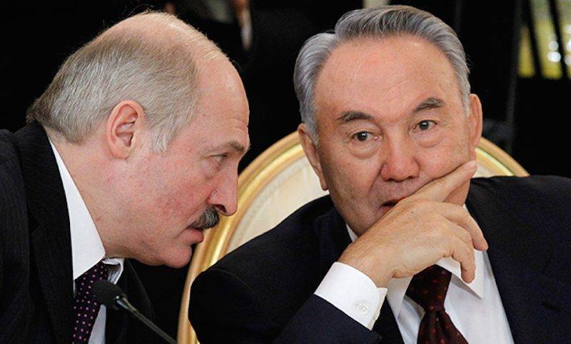 Лукашенко признался, что бегал за пивом для Назарбаева