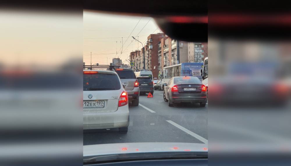 Две легковушки спровоцировали пробку на Ленинском проспекте