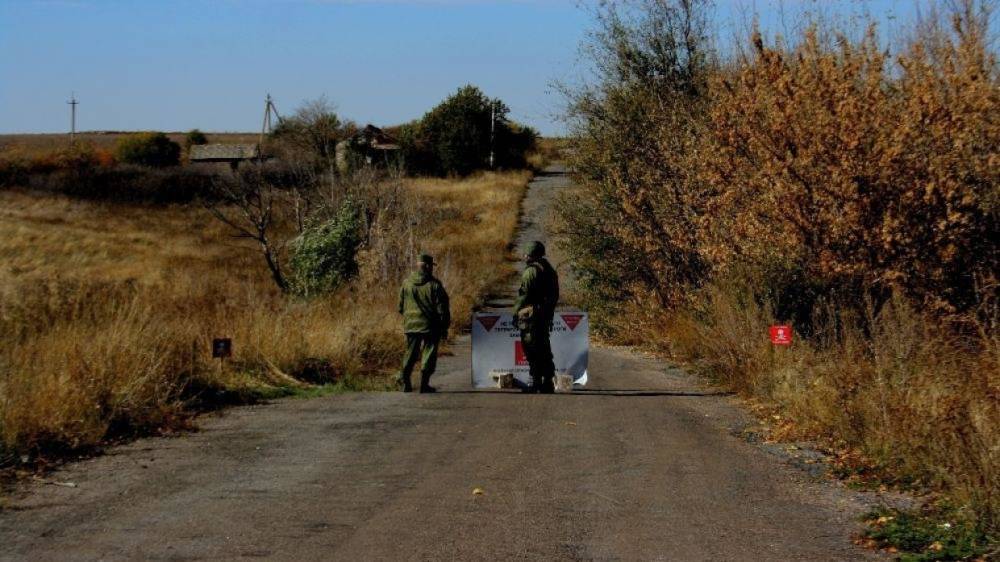 Украинские силовики устанавливают мины возле участка отвода сил в Донбассе