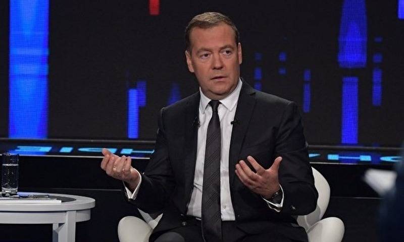Медведев предложил увольнять всех чиновников, потерявших доверие «Единой России»
