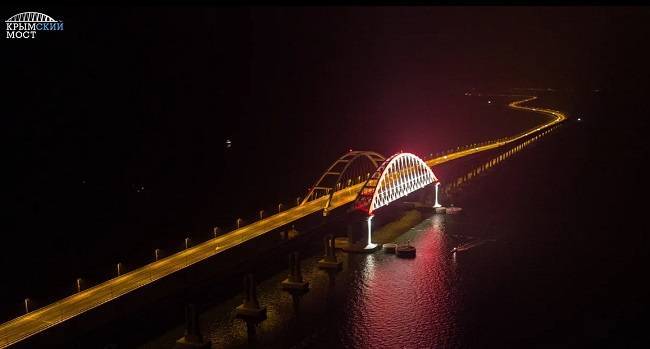 Фото: на арке Крымского моста зажгли архитектурную подсветку