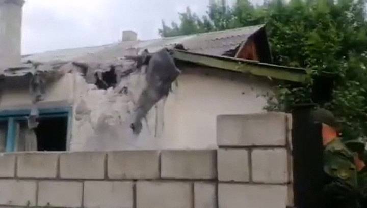 Вооруженные силы Украины обстреляли село под Донецком, получил ранения мирный житель