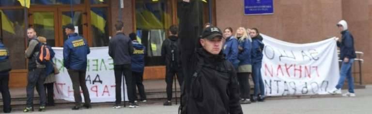 Киевский губернатор учтиво расшаркался перед неонацистами