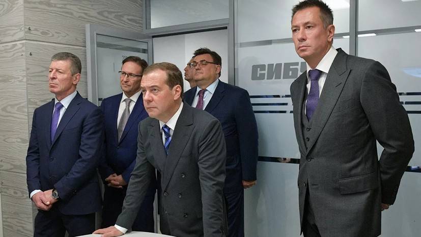 Медведев проверил датчики «Сибура» с помощью зажигалки