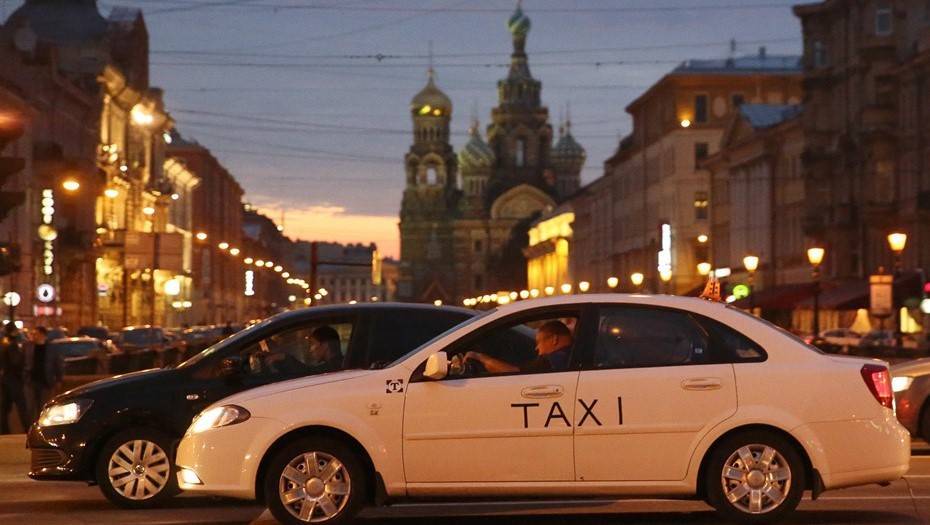 В Петербурге охотнее всего тратят на люксовые такси по субботам