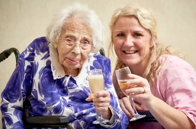 Секрет долголетия 108-летней женщины - в шампанском