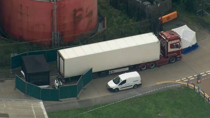 Полиция работает на месте обнаружения грузовика с 39 телами недалеко от Лондона — видео