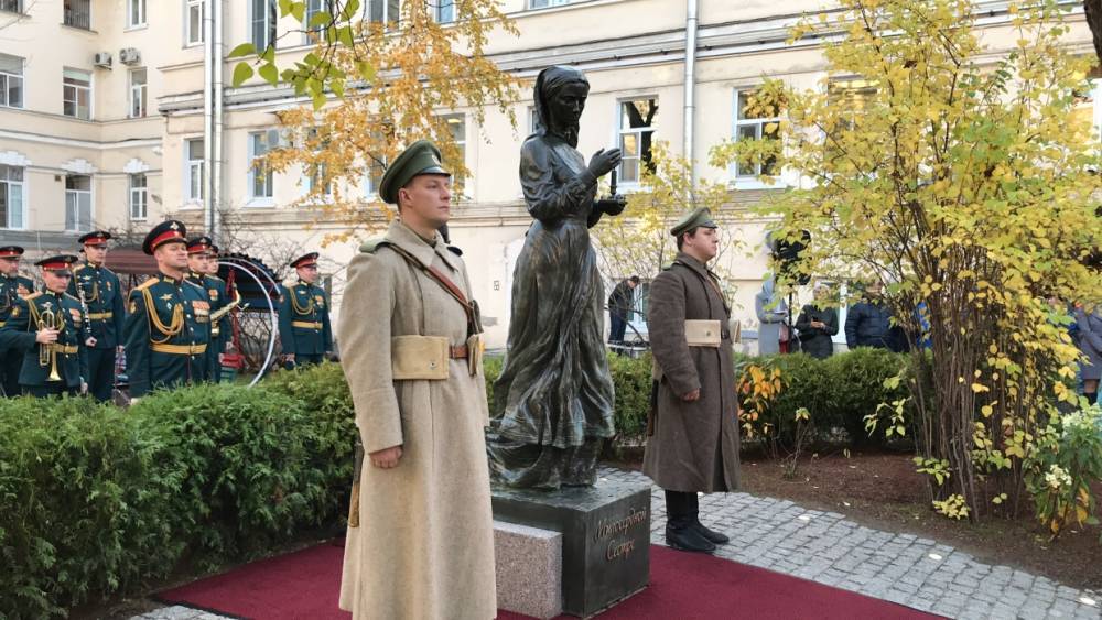 Первый памятник сестре милосердия открылся в Петербурге