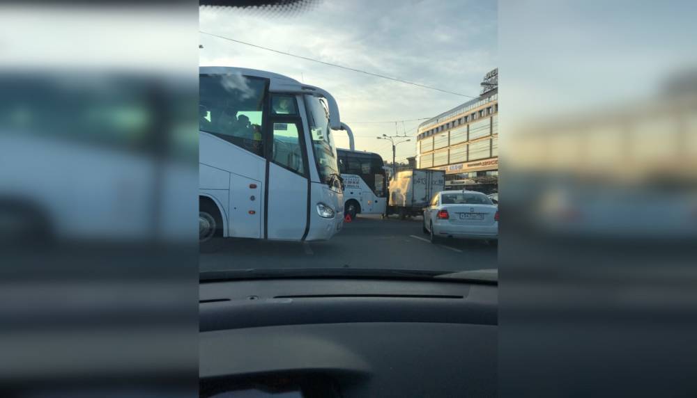 Автобус с детьми въехал в грузовой фургон на площади Александра Невского