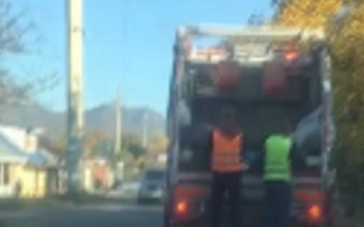В Пятигорске водителя мусоровоза наказали за пассажиров на багажнике