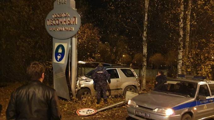 Внедорожник протаранил знак, установленный на въезде в посёлок Песочный