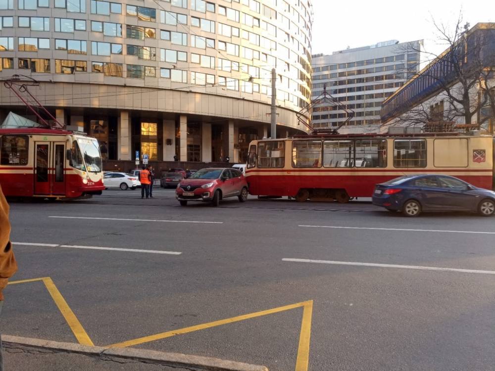 Около БЦ «Петровский форт» автоледи заблокировала проезд трамваев в обе стороны