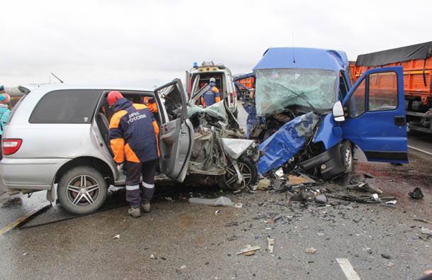 Не менее 8 человек стали жертвами столкновения автомобилей на Алтае