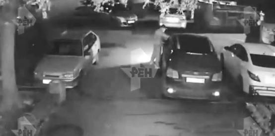 Камера сняла, как злоумышленник поджег авто в Петербурге