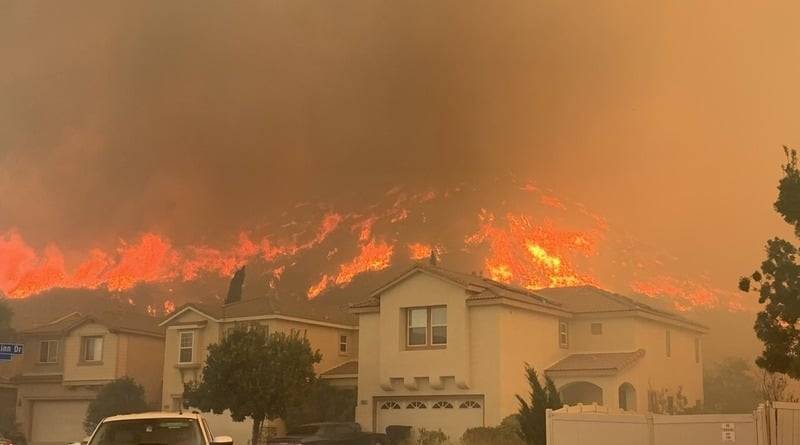 В районе Лос-Анджелеса бушует 4 лесных пожара: люди эвакуируются, огонь подступает к домам (видео)