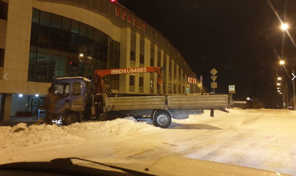 Видео: грузовик протаранил здание вокзала на Ямале