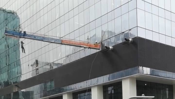 Сильный ветер едва не погубил рабочих на высотном здании в Канаде. Видео