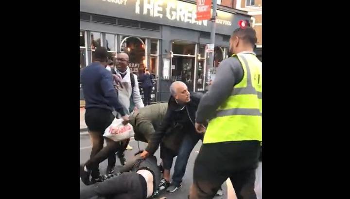 Очевидцы скрутили и избили мужчину, ограбившего ювелирный магазин в Лондоне. Видео