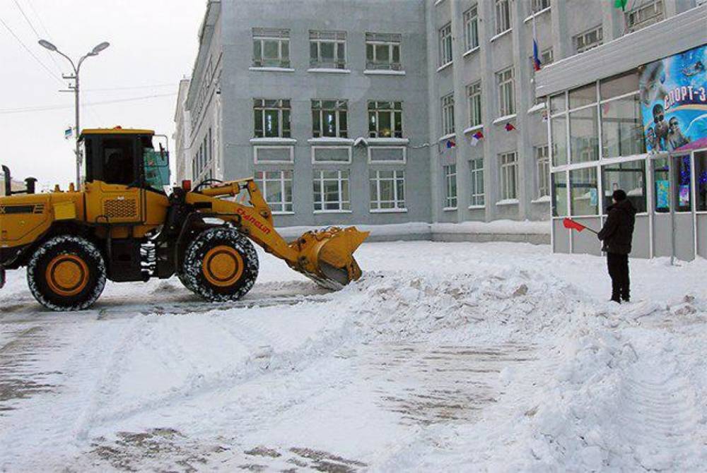 Снегоуборочная техника продолжила очистку территорий школ и детских садов Воркуты