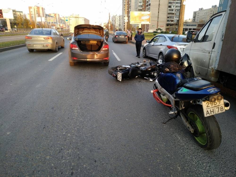 Мотоциклист отделался небольшими травмами под колесами легковушки «Яндекс.Такси»