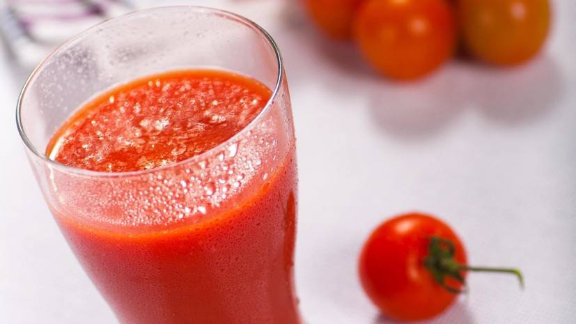 Диетолог рассказала, для кого может быть опасен томатный сок