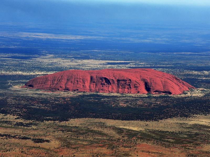 Сотни человек посетили священную скалу в Австралии перед её закрытием