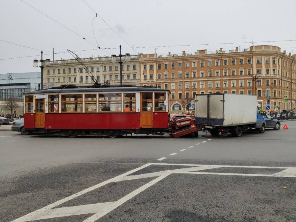 На Сенной площади ретро-трамвайчик раскурочил иномарку на путях