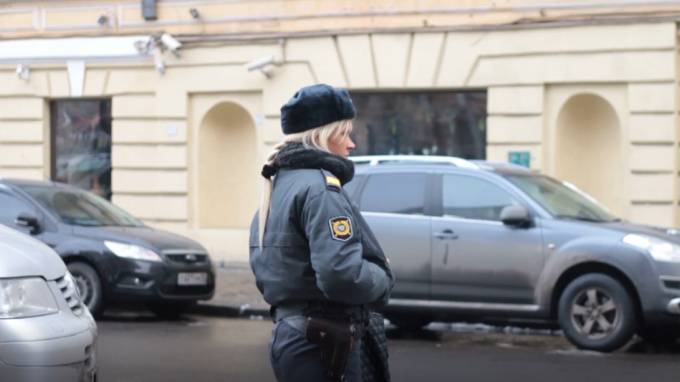 Черный "Мерседес" петербурженки чуть не сбил женщину, собрав машины на Олеко Дундича
