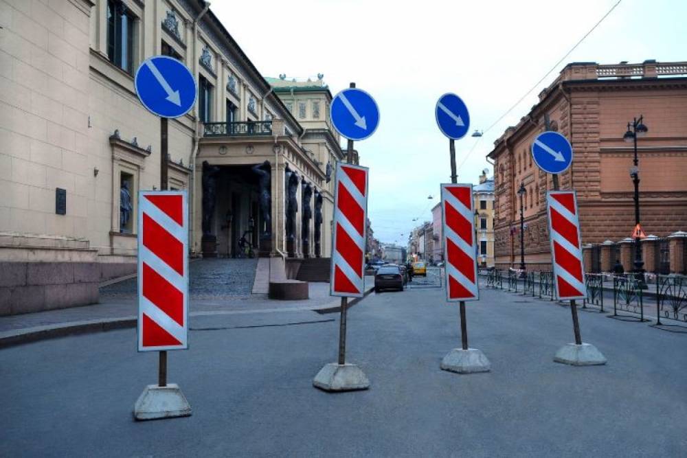 Петербургских автомобилистов предупредили о закрытии движения на дорогах города