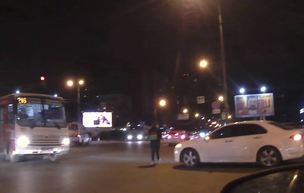 «Бессмертная» девушка вышла прогуляться по проезжей части у «Проспекта Ветеранов»