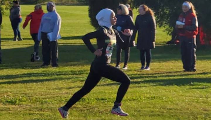 В США юную бегунью дисквалифицировали за ношение хиджаба