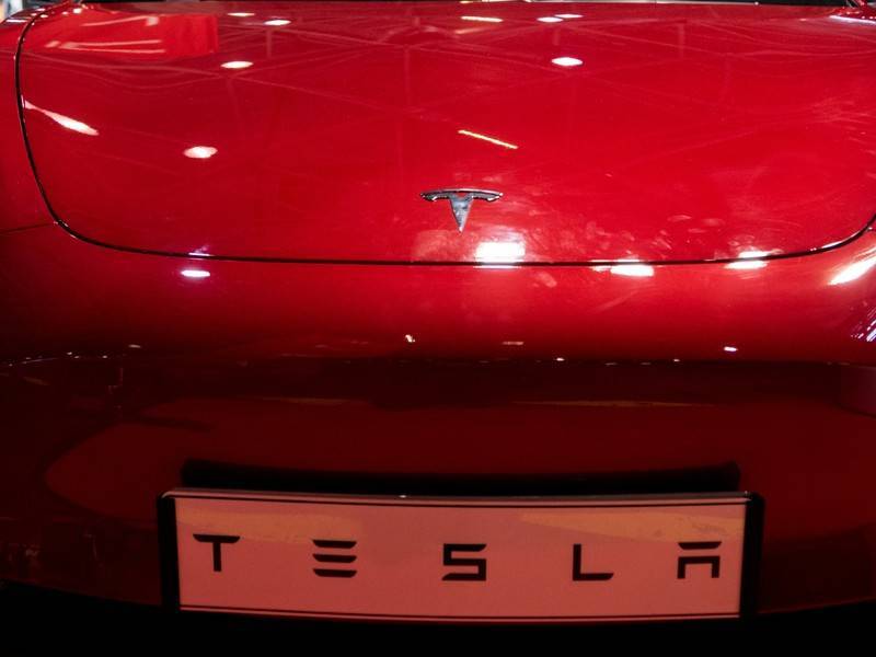 Водитель Tesla заживо сгорел в машине с заблокированными дверьми