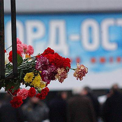 Акция в память о жертвах "Норд-Оста" проходит в Москве у Театрального центра на Дубровке