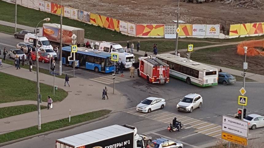 Один человек погиб и еще один пострадал в массовом ДТП на западе Москвы — фото
